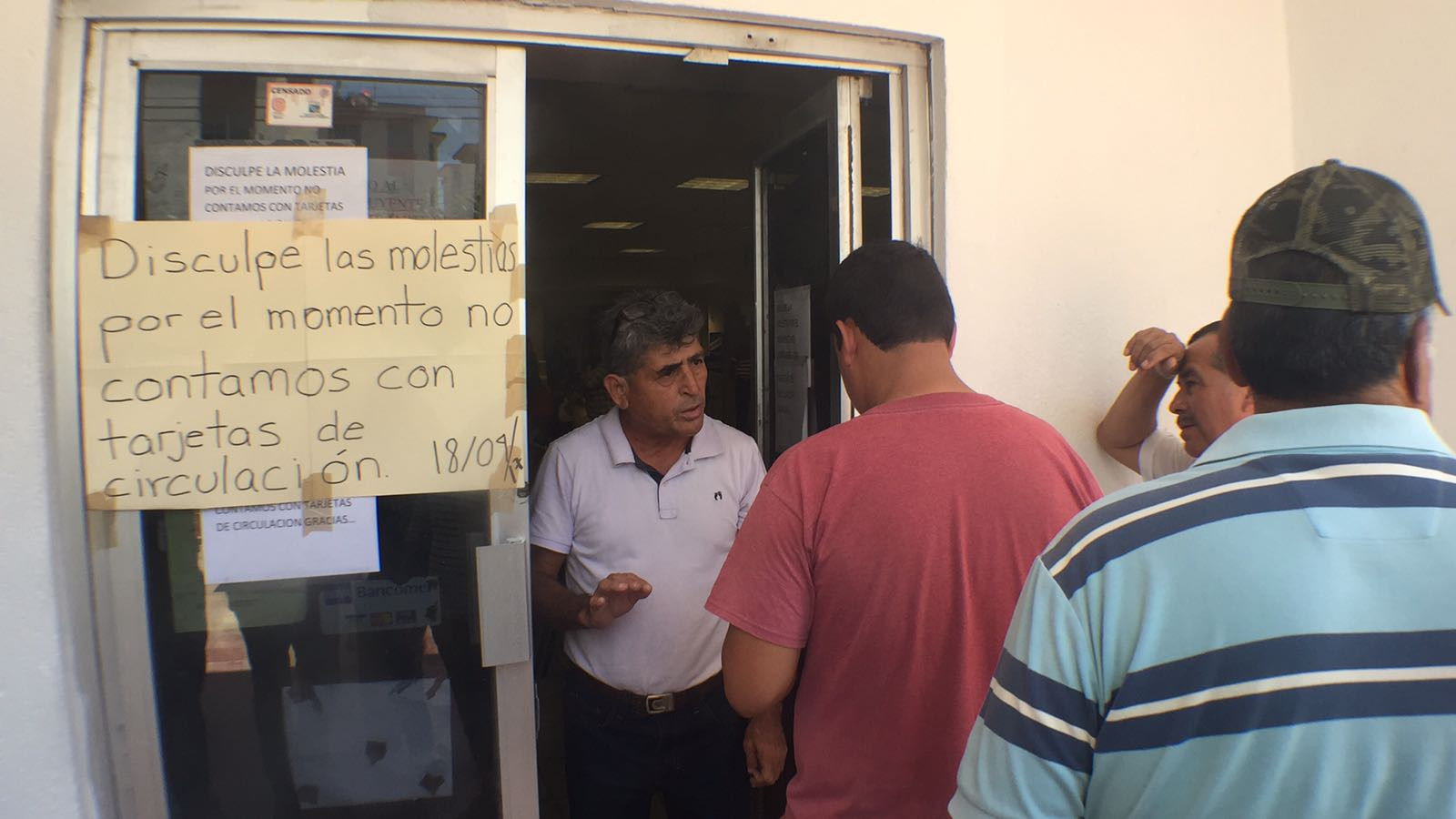 Enoja a ciudadanos desabasto de tarjetas de circulación 