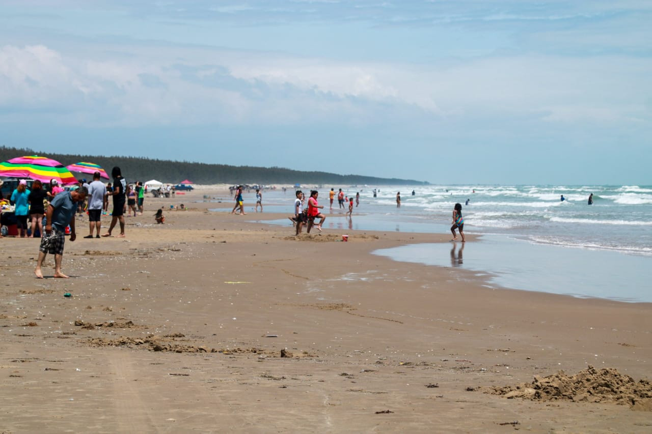 Cientos de turistas se dan cita en playa Tesoro