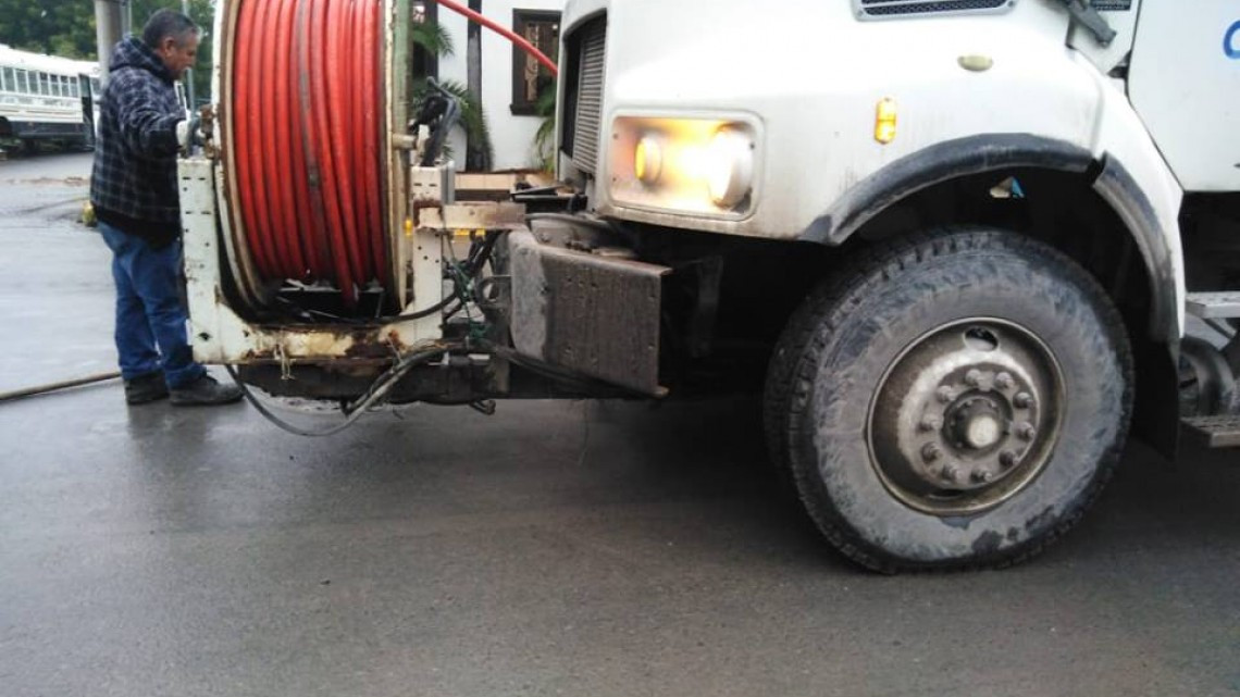 Comapa trabaja con equipo vactor