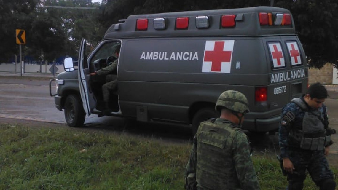 Camioneta de la SEDENA, volcó a causa del pavimento mojado en Altamira