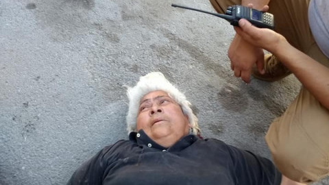 Adulto mayor se descalabra al caer de su propia altura