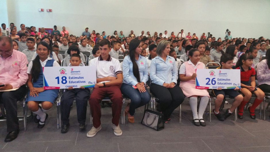 Entregan becas PANNARTI a niños de 8 municipios