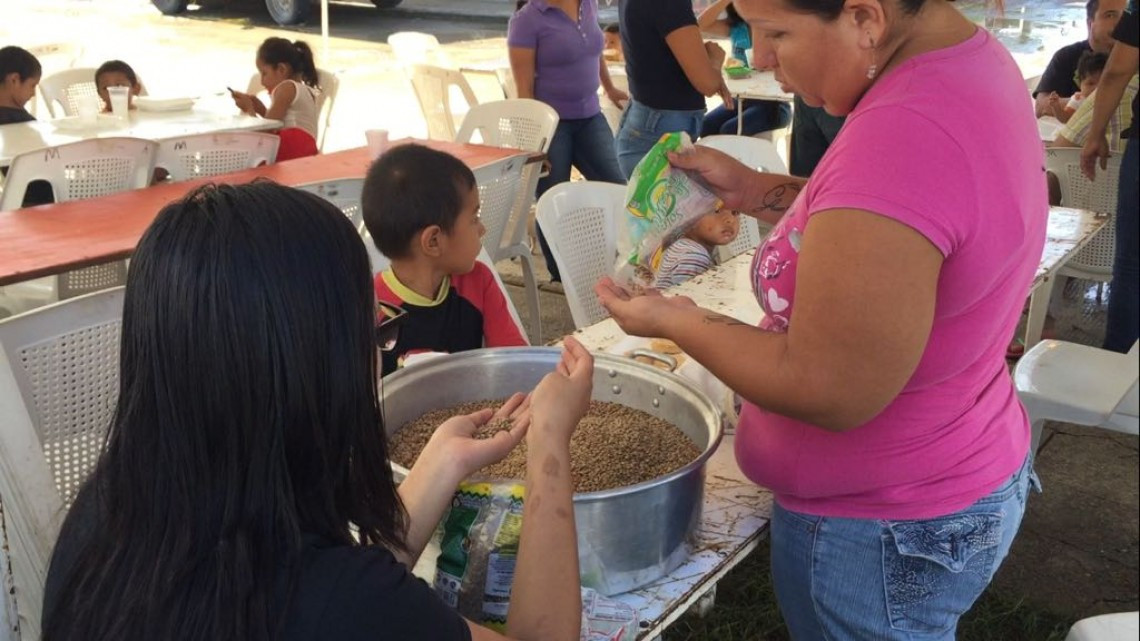Continúan brindando alimento caliente para los damnificados