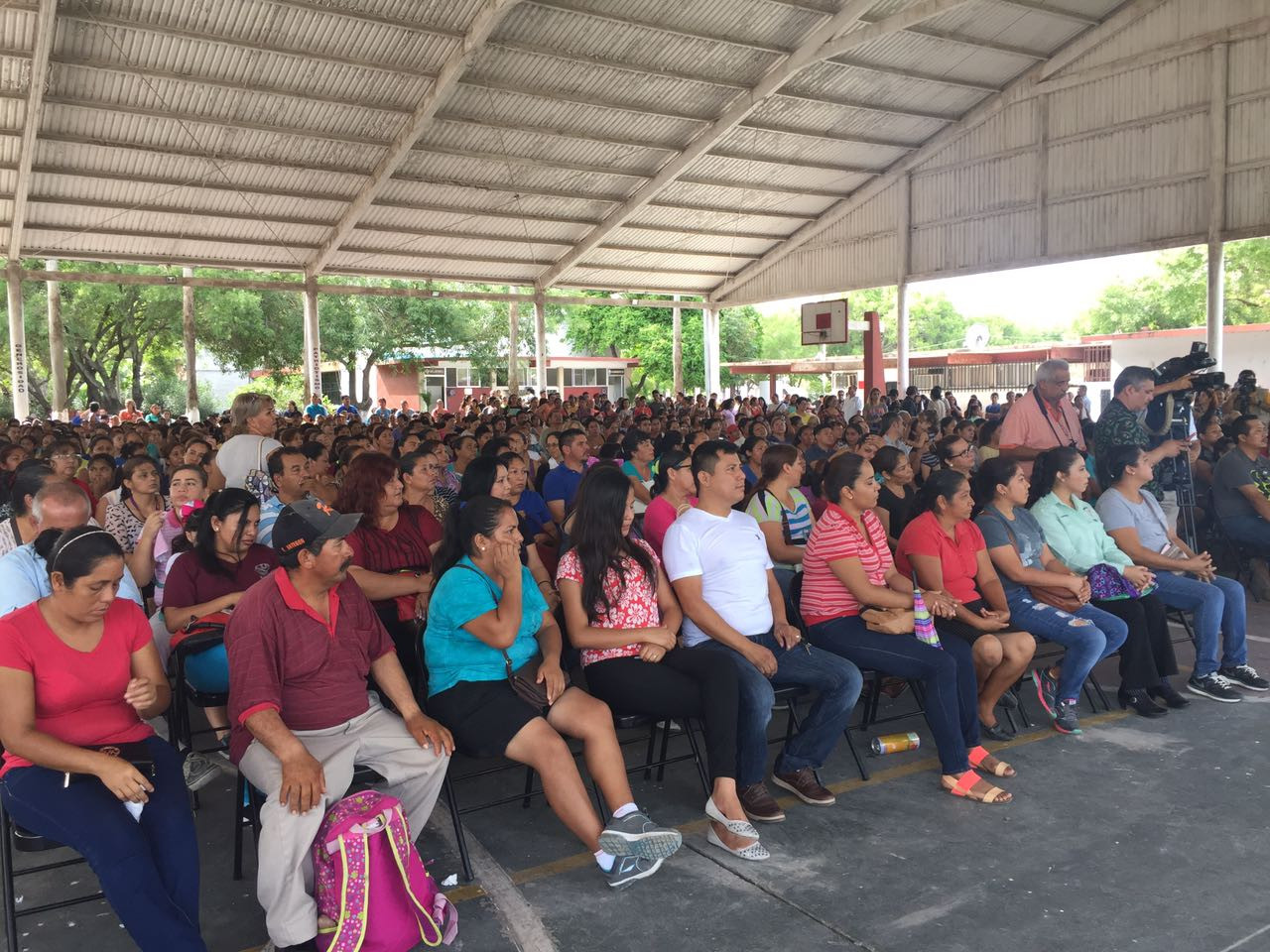 Entregan 13 mil becas estatales en Matamoros