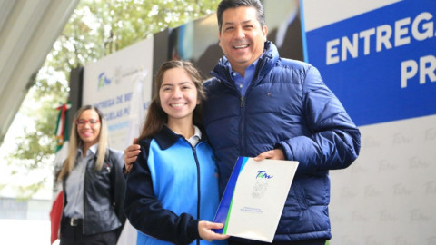 Entrega FGCDV becas para escuelas públicas