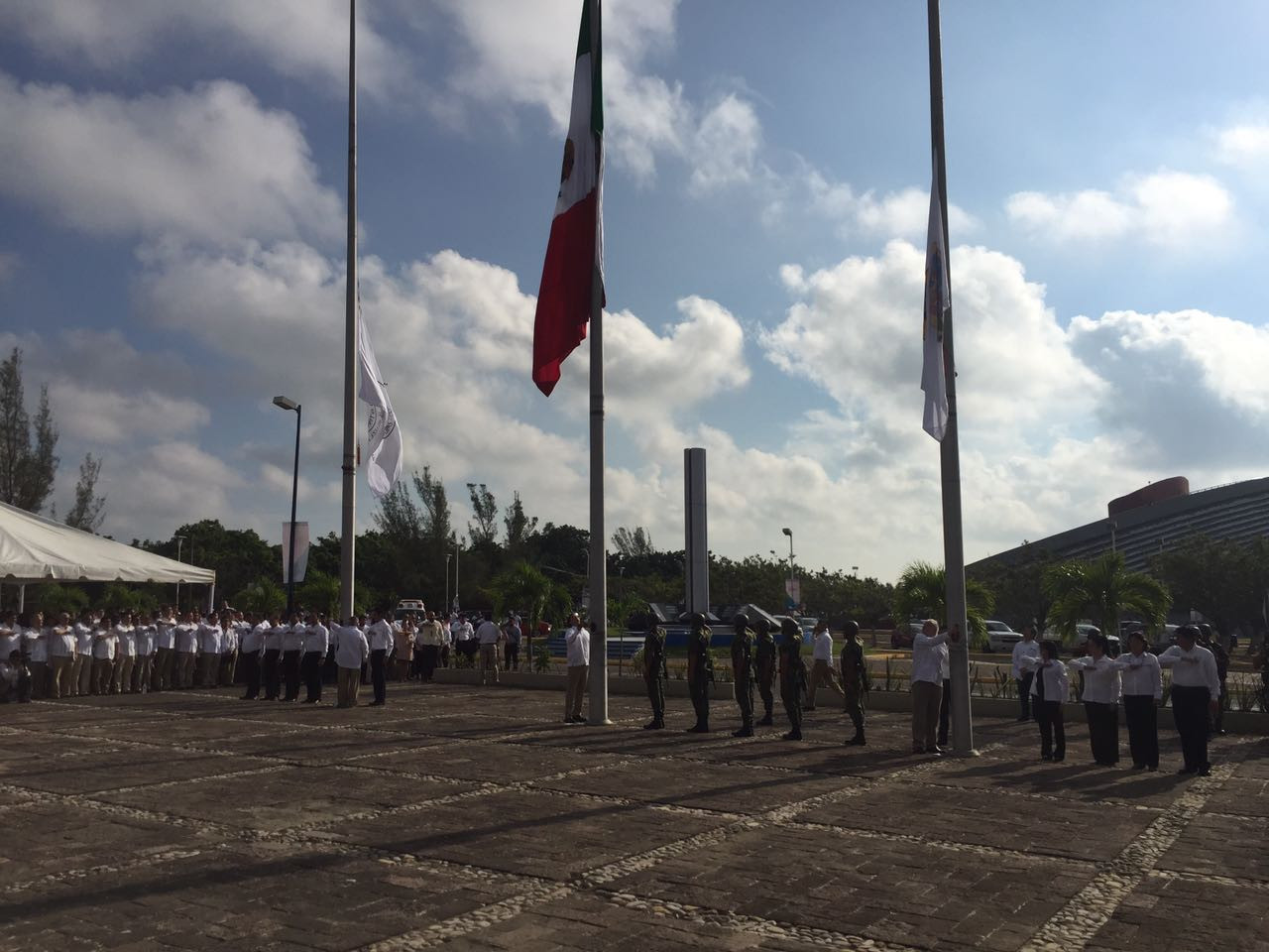 UAT rinde respeto a víctimas del sismos en ceremonia de abanderamiento