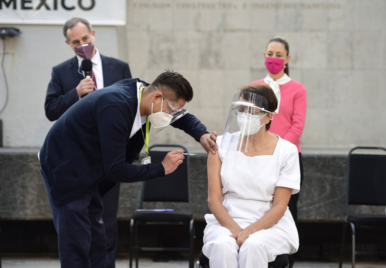 Da inicio la vacunación contra el COVID-19 en México