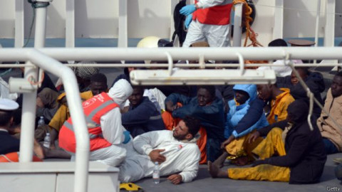  Muere niña tras volcarse bote de migrantes cerca frente a las costas de Lampedusa