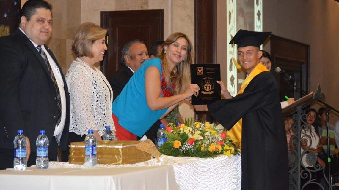 Alcaldesa felicita a graduados de la preparatoria José de Escandón