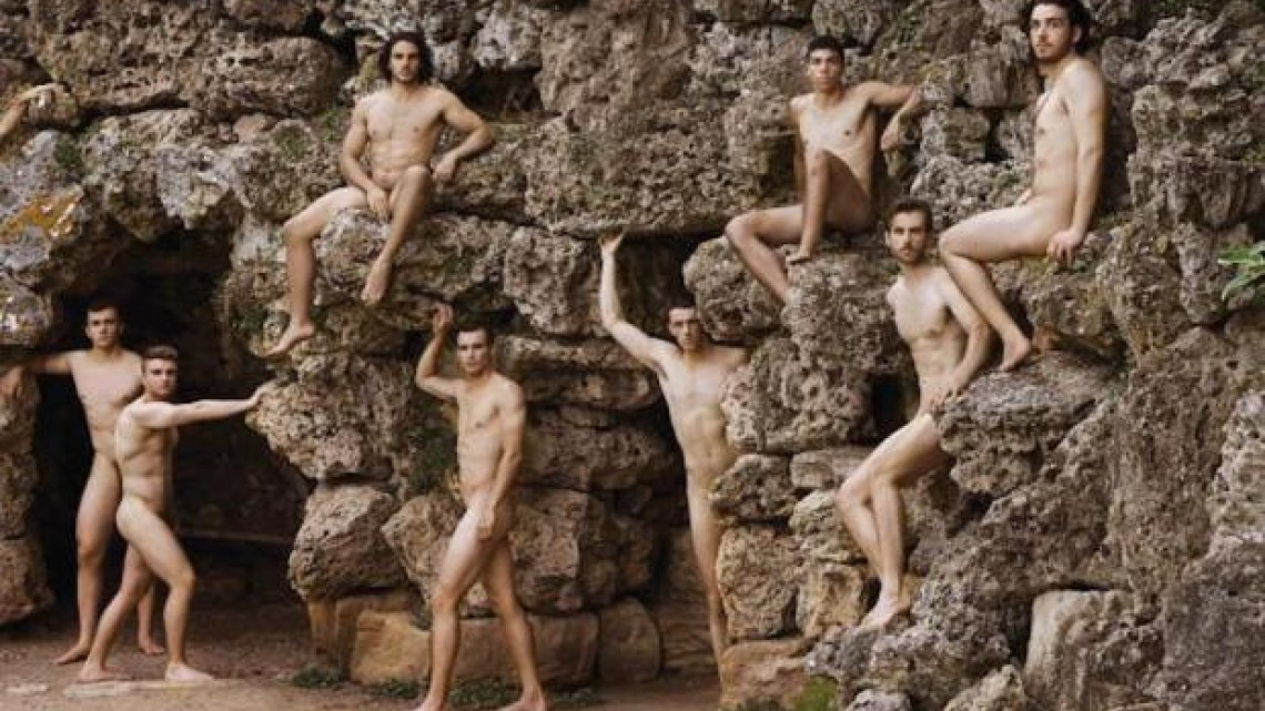 Remeros desnudos para luchar contra la homofobia