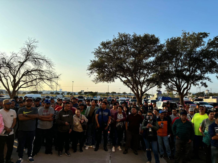 Llegan miles de paisanos en caravana