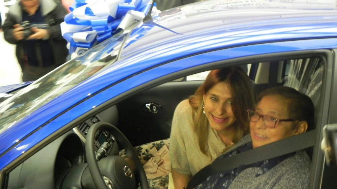 Comapa entrega auto a ganadora de sorteo