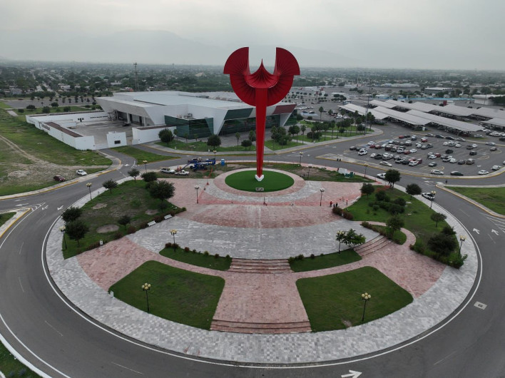 Le dan vida al Águila del Bicentenario en su aniversario