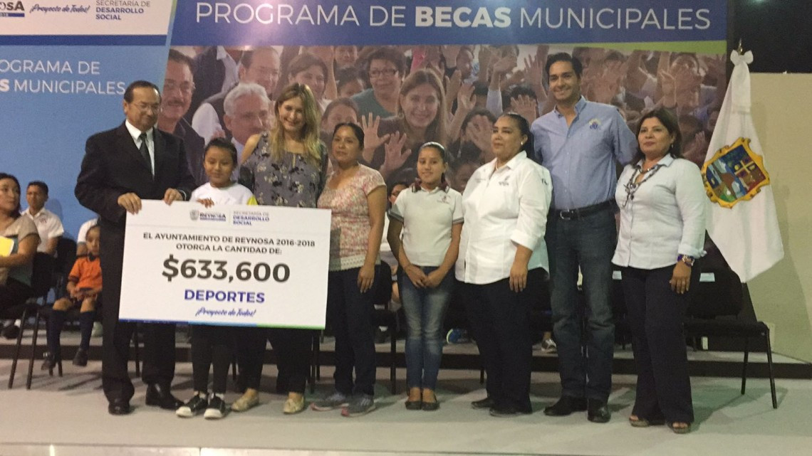 Encabeza Maki Ortiz entrega de 7 mil becas municipales   