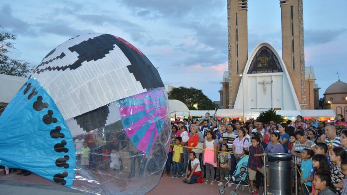 Realizan exposición de globos de cantoya gigantes