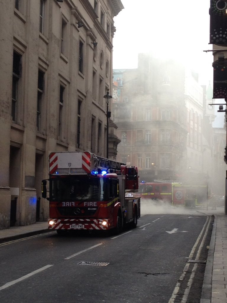 Se incendia edificio en Londres