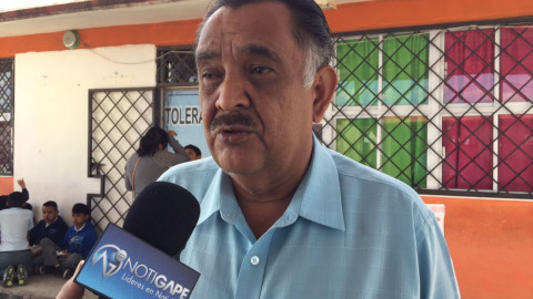 Padres de familia modernizan aulas de clases