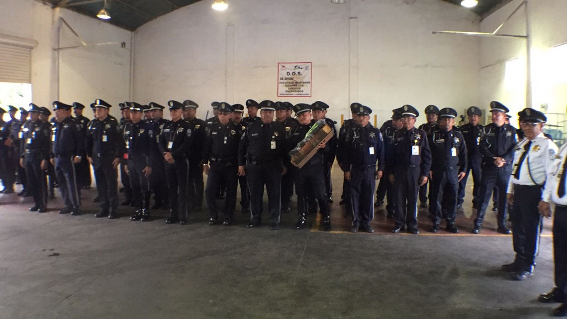 Entrega Alcaldesa uniformes a elementos de tránsito 