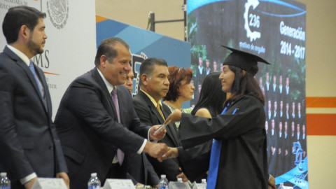 Presidente municipal agradece invitación a graduación