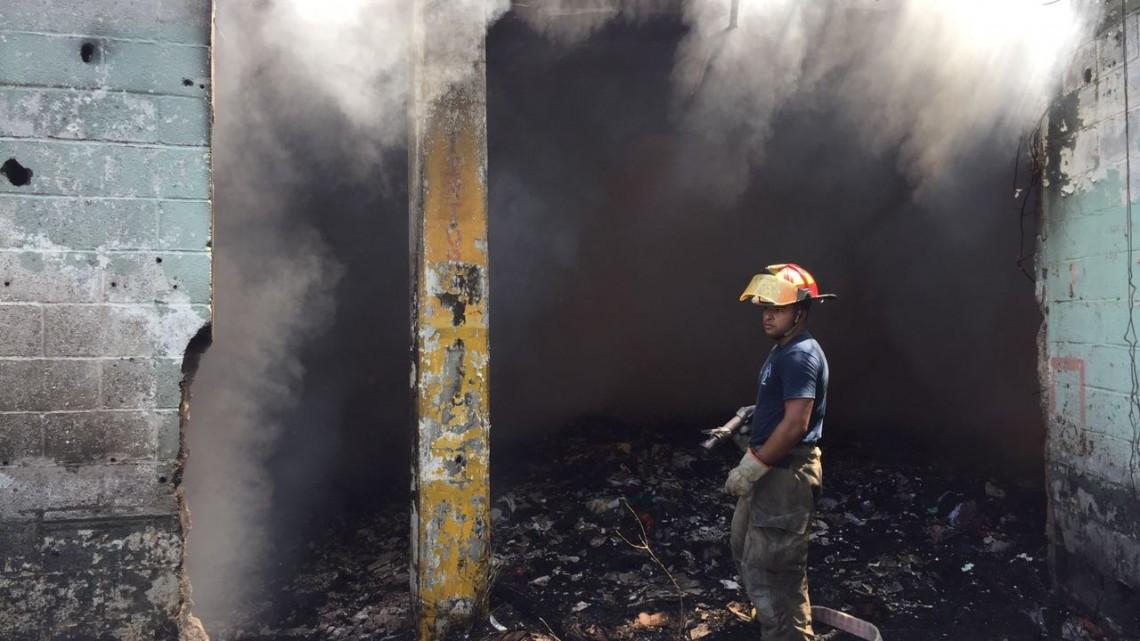Incendian bodega de ropa abandonada 