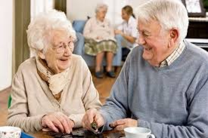 Residentes en casas de adulto mayor son vacunados contra el COVID-19