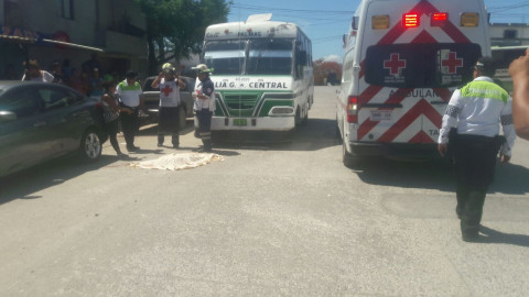 Muere menor atropellada por microbús