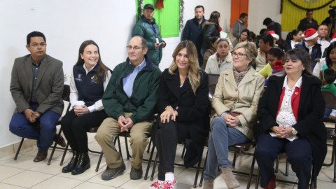 Convive Maki Ortiz con alumnos con discapacidad oral y auditiva