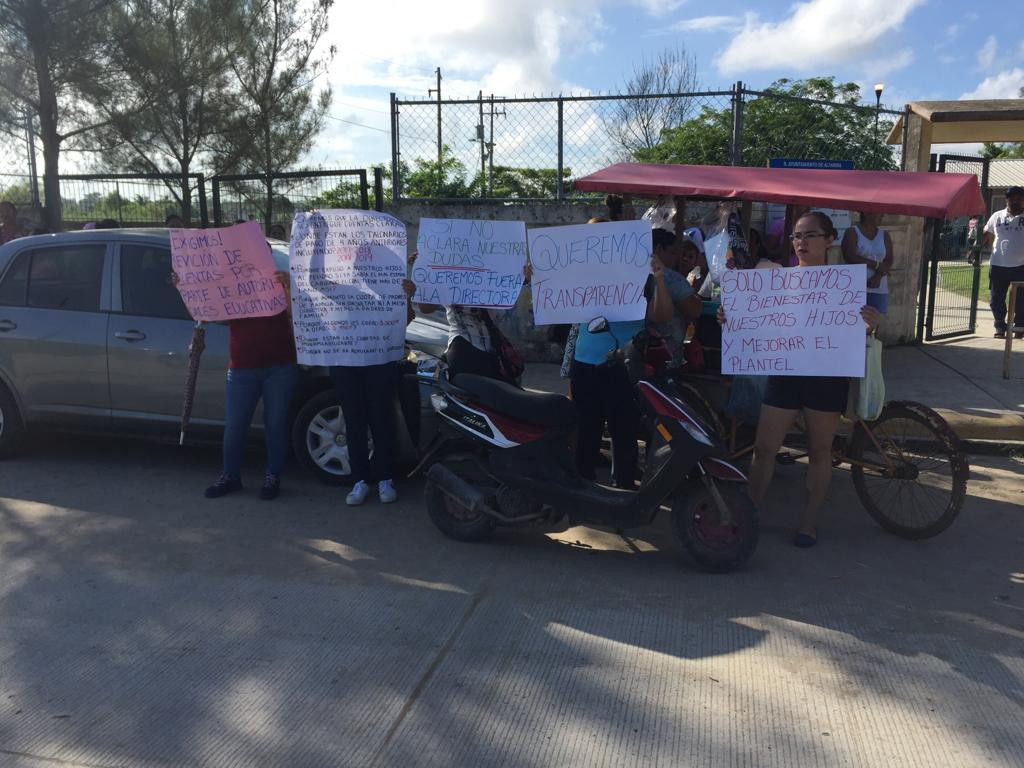 Padres de familia se manifiestan en escuela preescolar