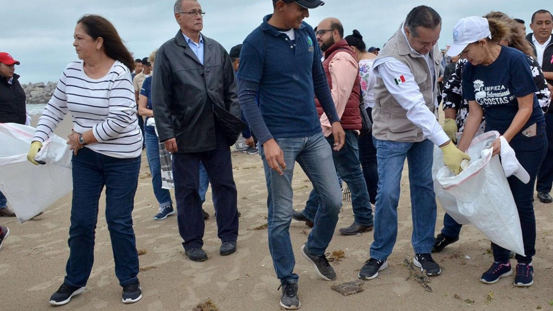 Coordinan esfuerzos Andrián Oseguera y ONG para limpiar playa Miramar 