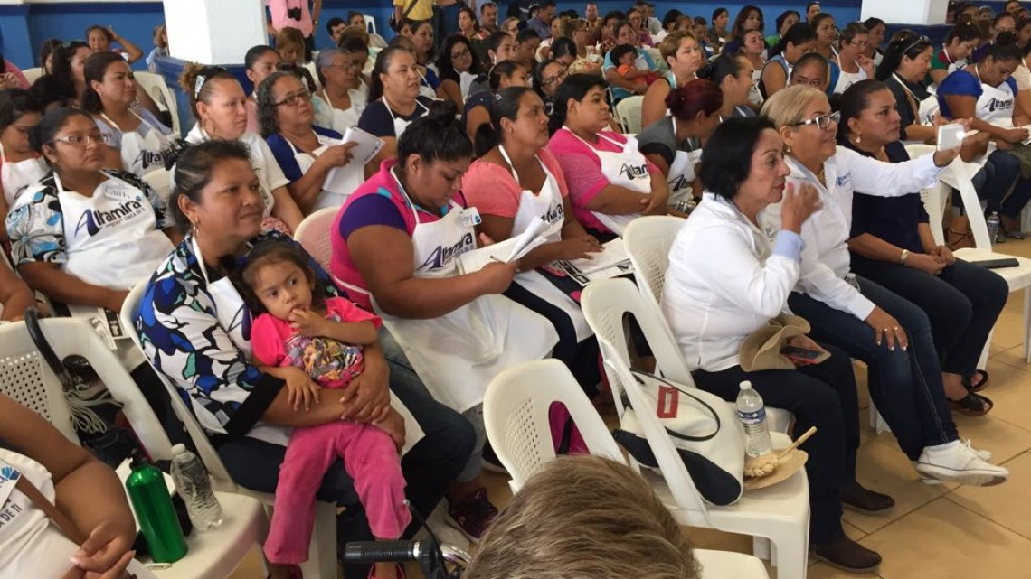Alcaldesa da curso de repostería a mujeres emprendedoras
