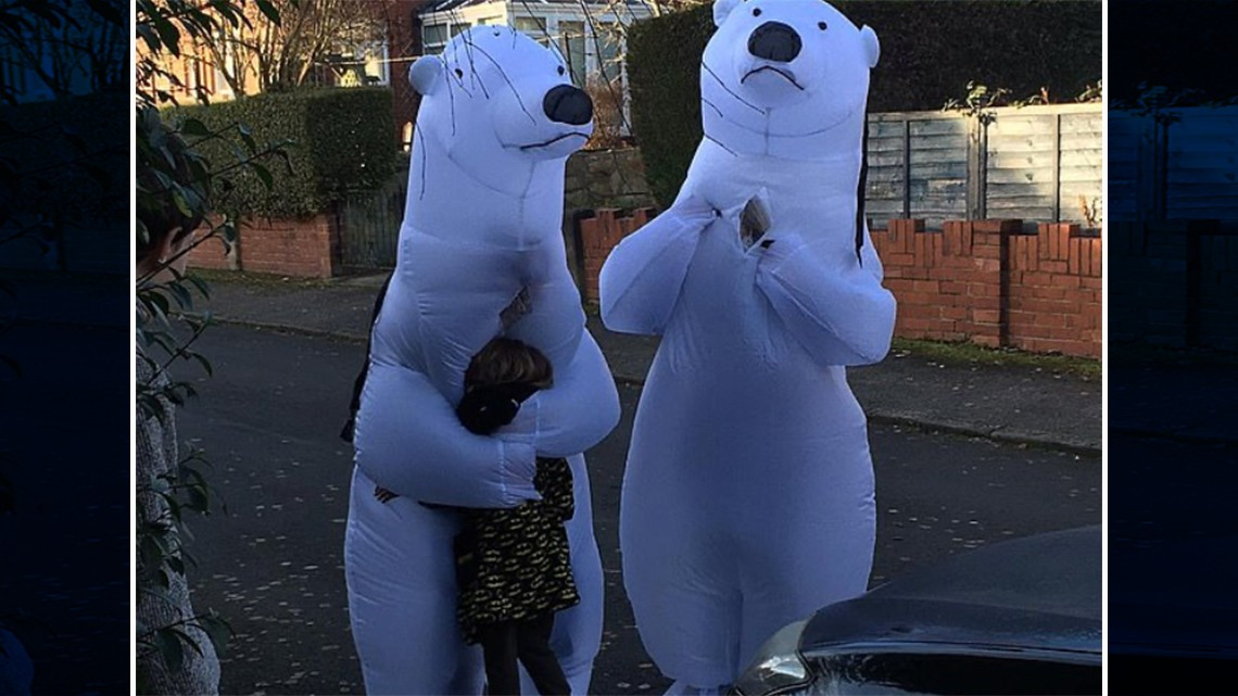 Abuelitos se disfrazan de osos para poder abrazar a sus nietos
