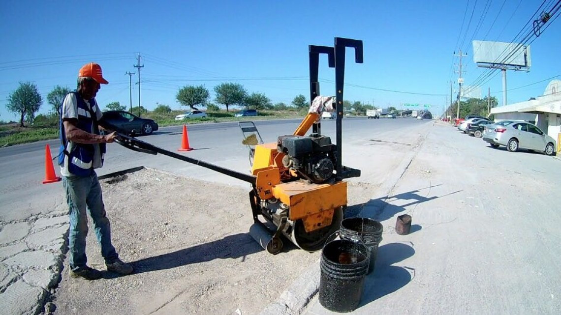 Delimitan cuadrillas municipales espacio para trabajar con seguridad