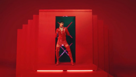 ¡Bad Bunny se viste de mujer en Yo Perreo Sola!