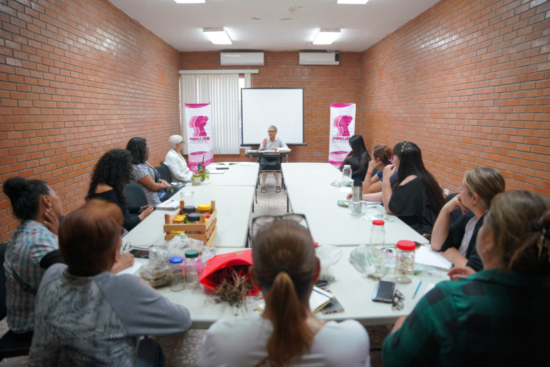 Conocer secretos ancestrales de las plantas en taller de herbolaria impulsado por INMUJER