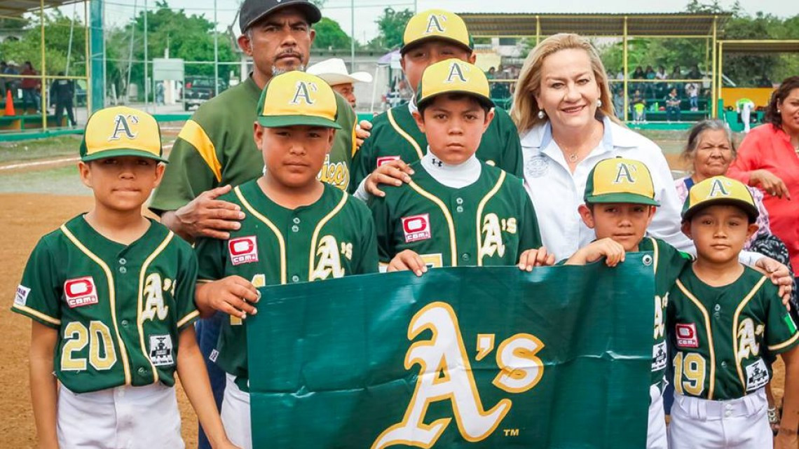 Asiste alcaldesa a inauguración a campo de béisbol