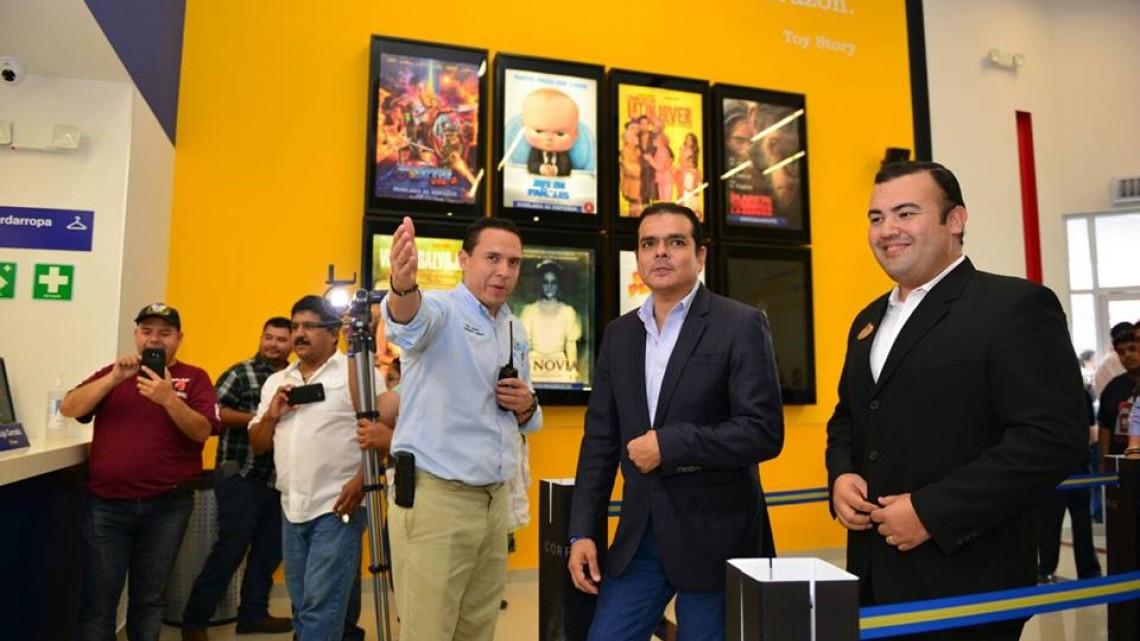 Alcalde de Nuevo Laredo inaugura nuevas salas de Cinepolis