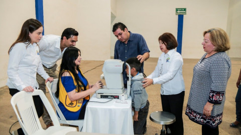 Entrega de lentes beneficia a más de 300 personas