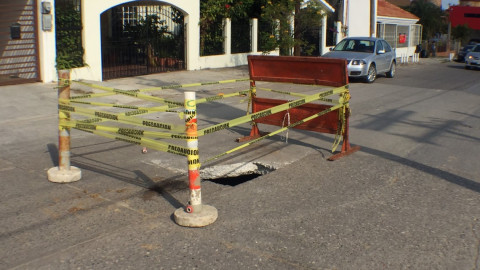 A punto de colapsar parte del concreto de la calle Oaxaca en la Unidad Nacional