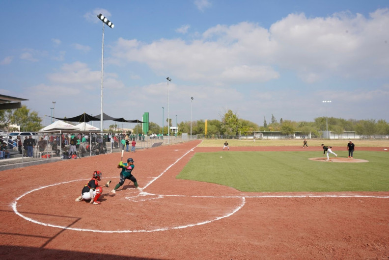 Inauguran renovado campo de béisbol en el Instituto Tecnológico de Nuevo Laredo