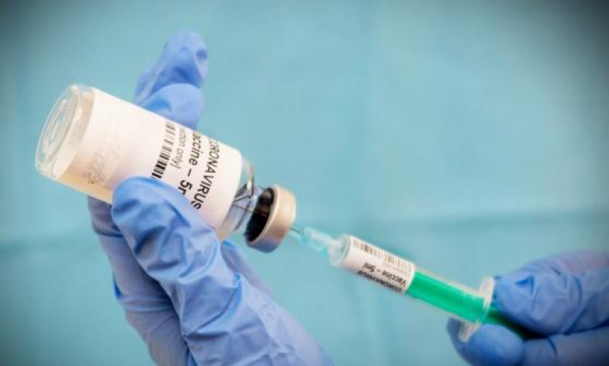 EU acuerda con Pfizer y BioNTech producir 100 millones de vacunas contra COVID-19