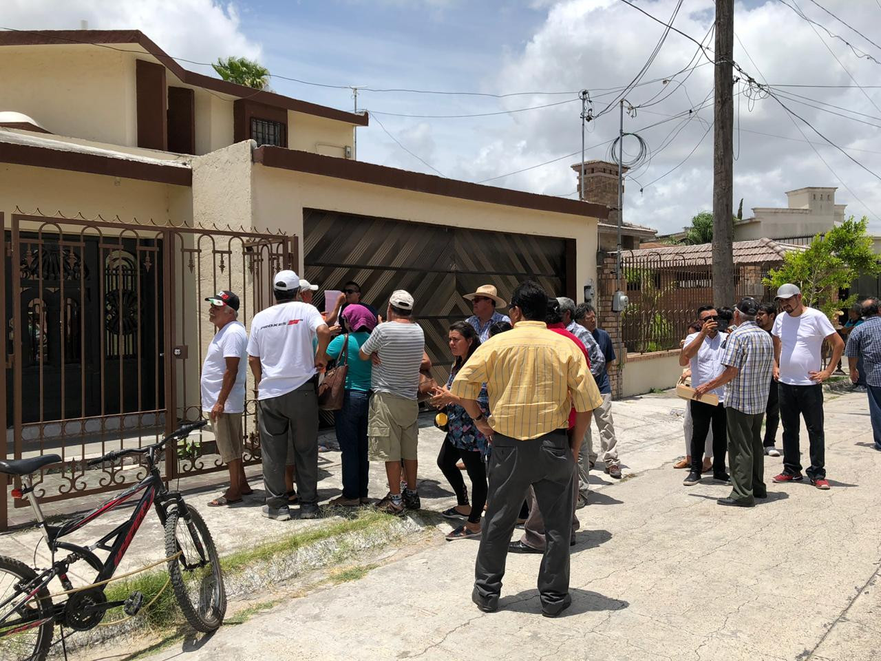 Abuelitos defraudados confrontan a abogado