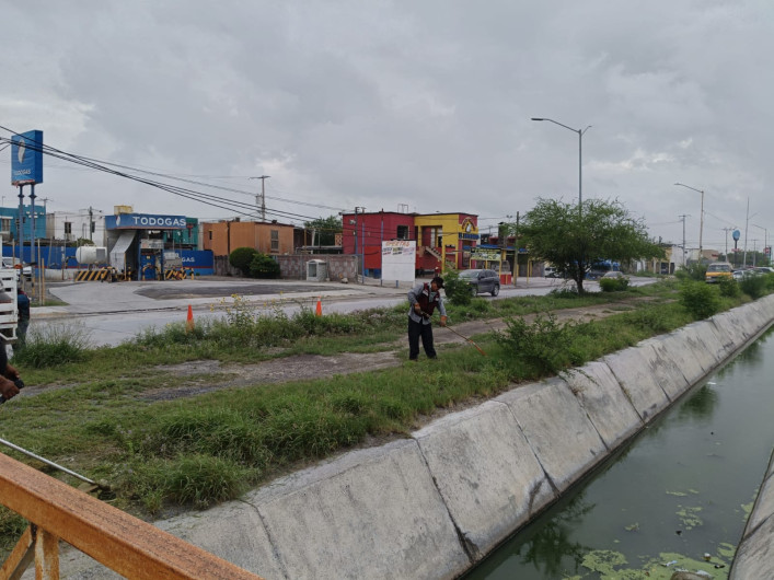 Desarrollan cuadrillas municipales limpieza y saneamiento en Reynosa 