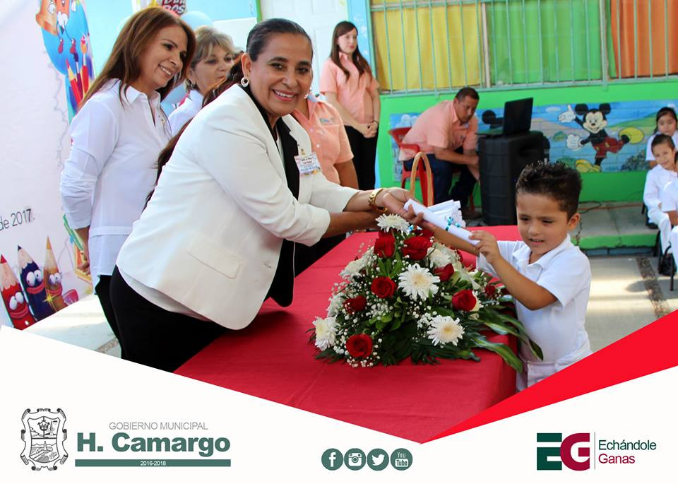 Entregan constancias en jardín de niños