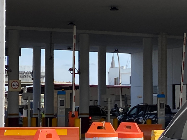 Militares inspeccionan vehículos en puentes internacionales 