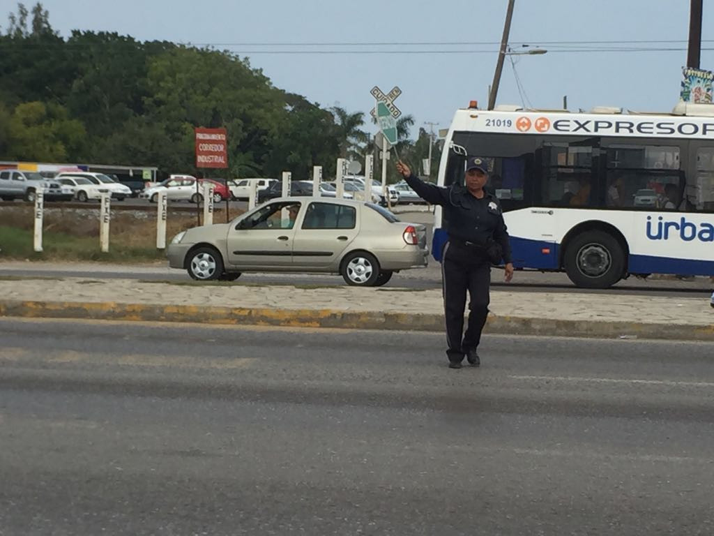 Vigilan de forma permanentemente a agentes de tránsito