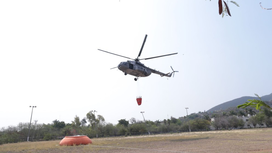 Inicia helicóptero de SEMAR combate a incendio en Cañón del Novillo