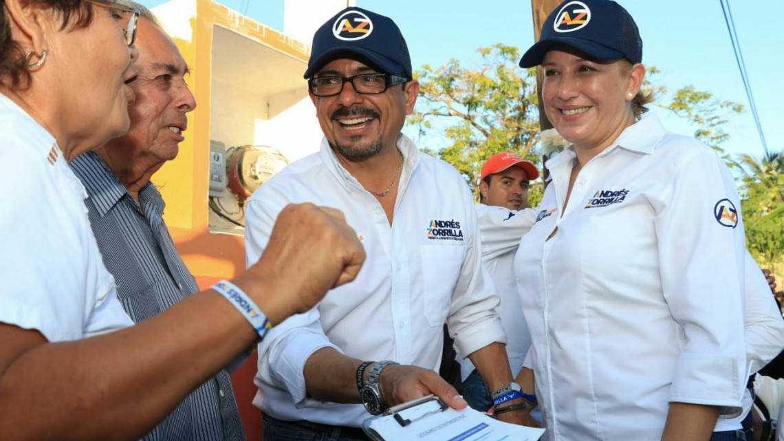 Jóvenes estudiantes aprenden a elaborar productos de limpieza