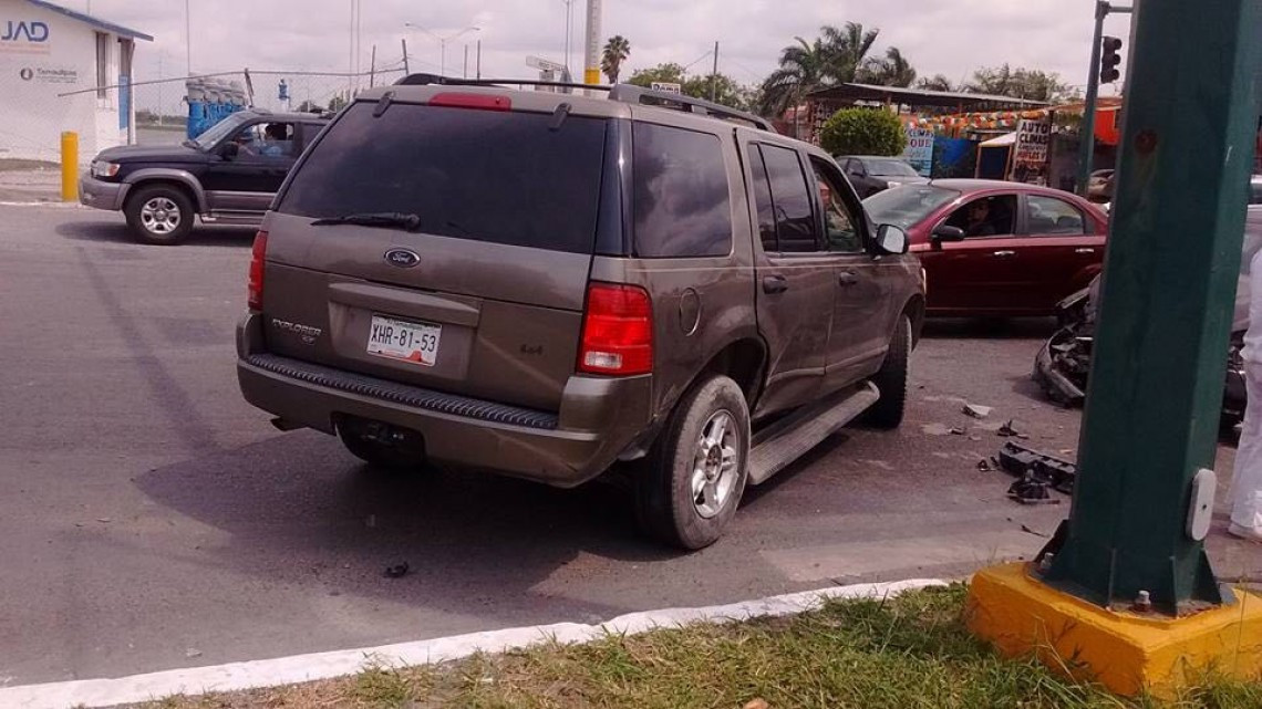 Colisionan vehículos por exceso de velocidad 