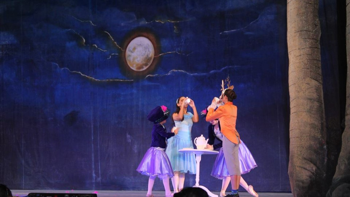 Alcaldesa asiste a presentación del ballet clásico "Alicia en el país de las maravillas"