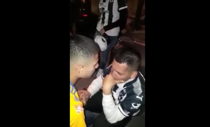 Seguidor de tigres consuela a Rayado tras resultado de final regia